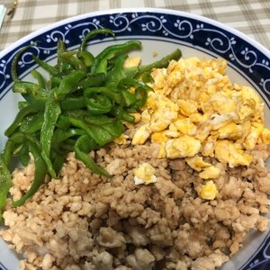 子供も大人も大好き！味しみそぼろ丼